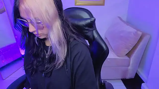 Hela v online show from January 16, 2026, 8:02 pm