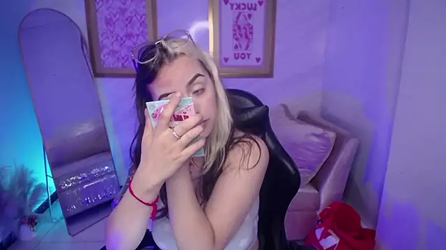 Snapshot of Hela_v chatting on November 10, 2025, 8:25 pm Hela v online show from November 10, 2025, 8:25 pm