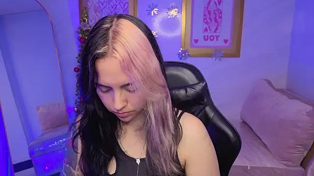 Hela v online show from January 7, 2026, 8:14 pm