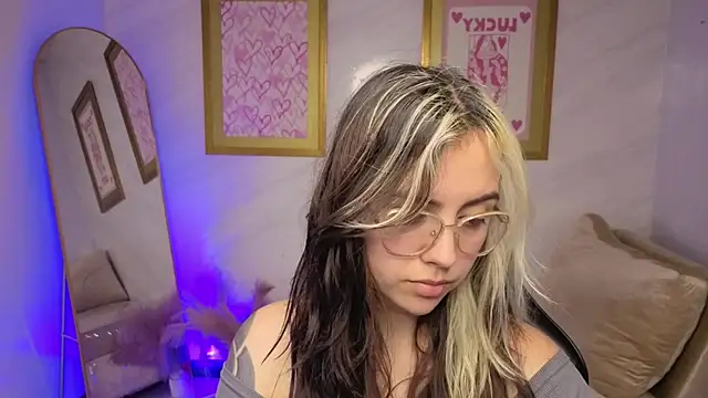 Snapshot of Hela_v chatting on December 4, 2025, 8:08 pm Hela v online show from December 4, 2025, 8:08 pm