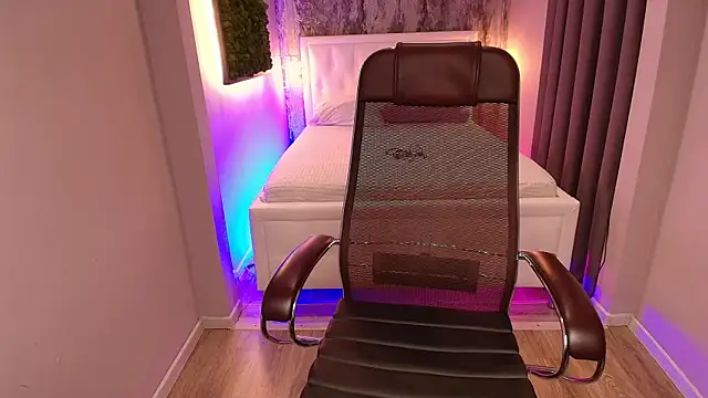 Snapshot of Violet_Moreau chatting on October 16, 2025, 9:12 pm Violet Moreau online show from October 16, 2025, 9:12 pm