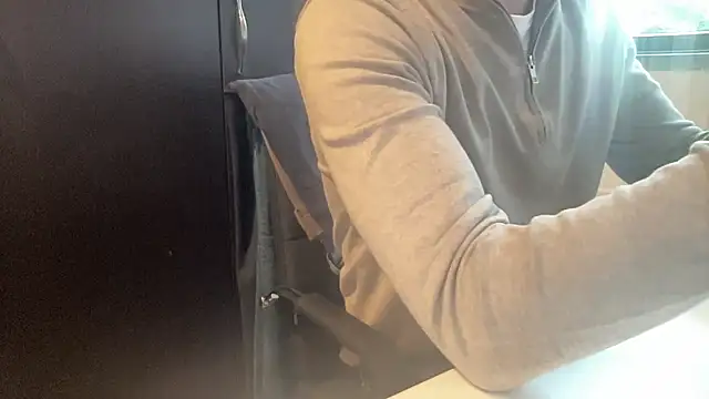 Snapshot of bullyboyy chatting on October 6, 2025, 12:28 pm bullyboyy online show from October 6, 2025, 12:28 pm