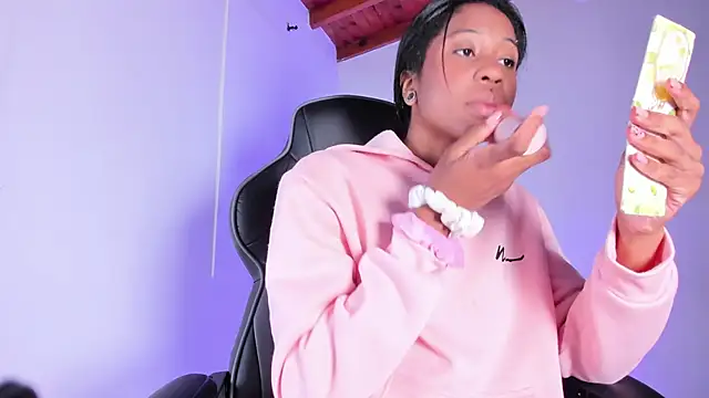 Zaira Rose  online show from November 8, 2025, 1:58 pm