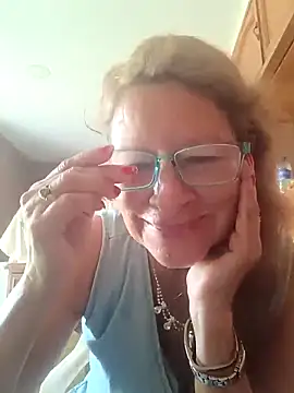 MaryLunna online show from February 28, 2025, 7:14 pm