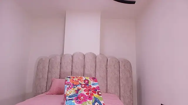 Snapshot of sharlott_miller chatting on December 3, 2025, 11:53 am sharlott miller online show from December 3, 2025, 11:53 am