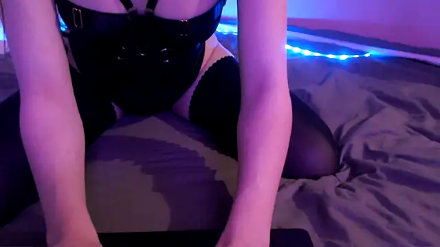 Snapshot of AliceFeet chatting on March 19, 2025, 1:54 am AliceFeet online show from March 19, 2025, 1:54 am