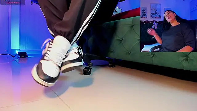 Snapshot of aleya_bliss chatting on December 2, 2025, 3:19 am aleya bliss online show from December 2, 2025, 3:19 am