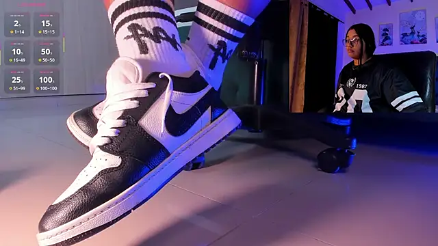 Snapshot of aleya_bliss chatting on November 22, 2025, 3:49 am aleya bliss online show from November 22, 2025, 3:49 am