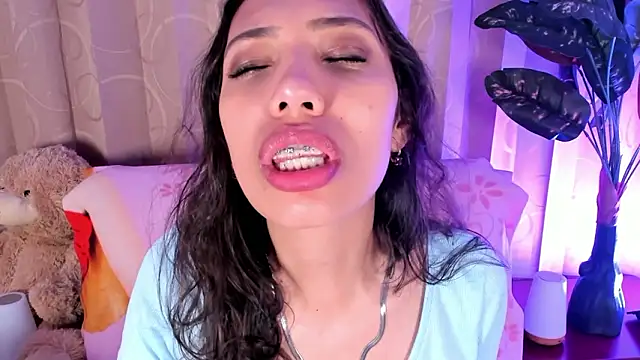 Miss veronicaa2 online show from March 25, 2026, 1:10 pm