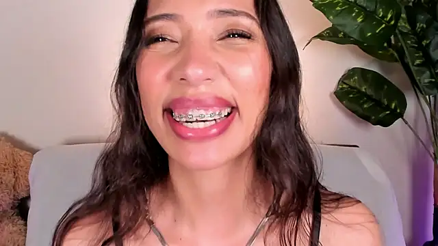 Miss veronicaa2 online show from May 22, 2026, 1:20 pm