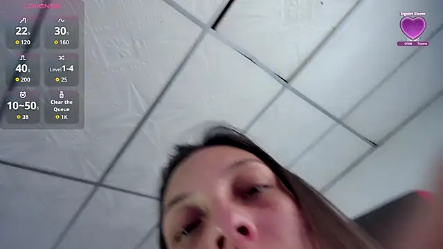 Snapshot of onissm chatting on December 1, 2025, 8:32 pm onissm online show from December 1, 2025, 8:32 pm