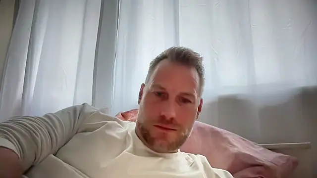 Snapshot of Christian87xxx chatting on October 1, 2025, 1:37 pm Christian87xxx online show from October 1, 2025, 1:37 pm