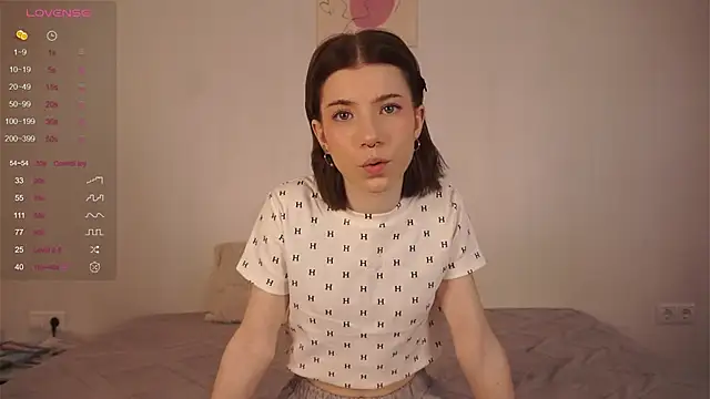 Snapshot of FeliceDendy chatting on February 19, 2025, 4:12 am FeliceDendy online show from February 19, 2025, 4:12 am