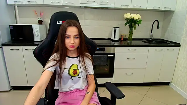 Snapshot of Kami_lovely chatting on February 19, 2025, 12:35 am Kami lovely online show from February 19, 2025, 12:35 am