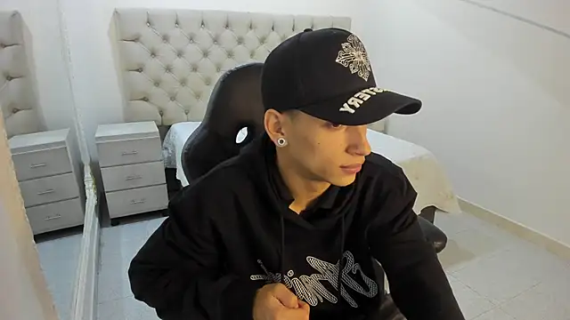 JhoanLeandro online show from December 1, 2025, 5:19 am