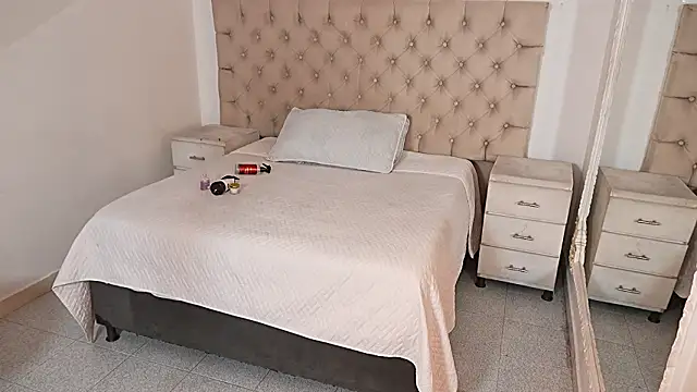 JhoanLeandro online show from March 5, 2026, 4:09 am