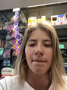 Snapshot of Andrea18_blonde chatting on October 27, 2025, 11:27 pm Andrea18 blonde online show from October 27, 2025, 11:27 pm