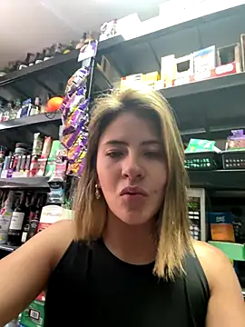 Snapshot of Andrea18_blonde chatting on November 3, 2025, 3:37 pm Andrea18 blonde online show from November 3, 2025, 3:37 pm