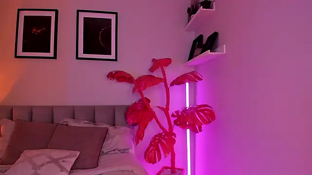 Gigi Strawberry online show from March 28, 2026, 6:14 am