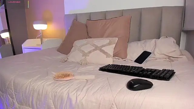 Gigi Strawberry online show from November 27, 2025, 2:45 am