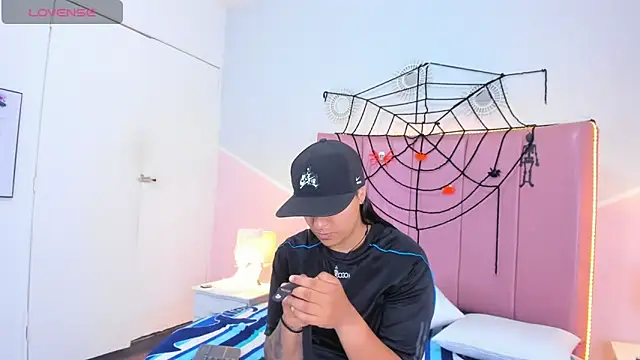 Liiam smith  online show from October 28, 2025, 12:48 pm