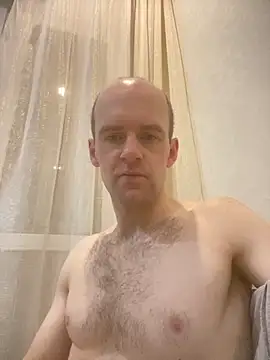 LynnAhNight online show from November 4, 2025, 3:10 am