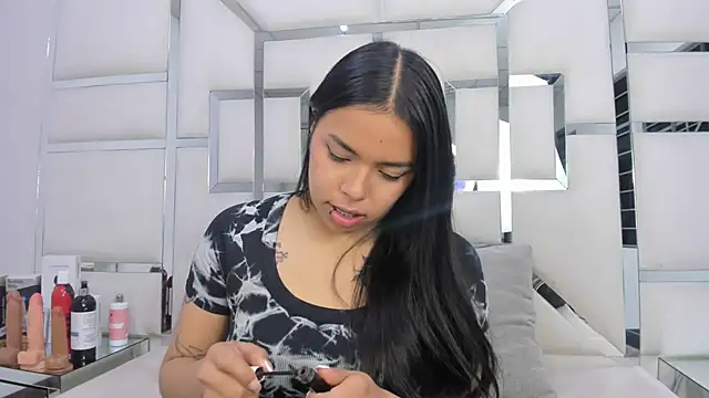 ZoeWan69 online show from December 18, 2025, 12:09 pm