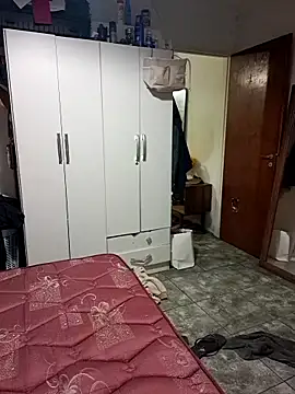 liamlara online show from November 6, 2025, 2:26 am