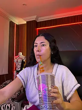 XiaQueen online show from November 12, 2025, 11:25 am