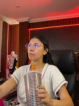 XiaQueen online show from November 13, 2025, 11:36 am