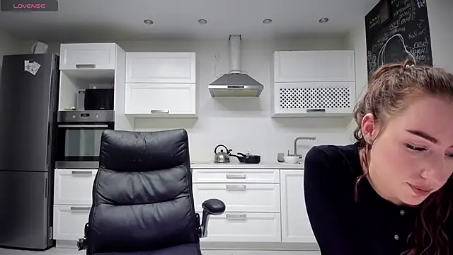 lisenok online show from April 15, 2026, 6:23 pm