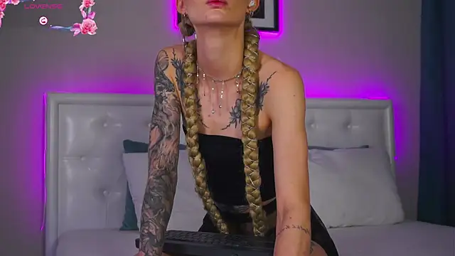 Snapshot of LeaCox_ chatting on November 9, 2025, 8:29 am LeaCox online show from November 9, 2025, 8:29 am