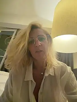 Snapshot of SweetAnia_ chatting on July 12, 2026, 8:42 pm SweetAnia online show from July 12, 2026, 8:42 pm