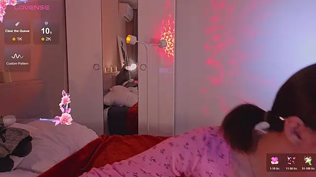 Mia Luw online show from November 12, 2025, 3:43 am