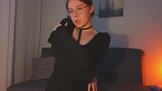 Mia Luw online show from April 8, 2026, 2:24 am