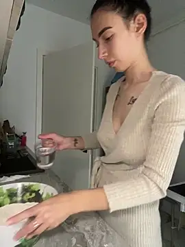 Celine Roxelle online show from September 19, 2025, 1:59 pm