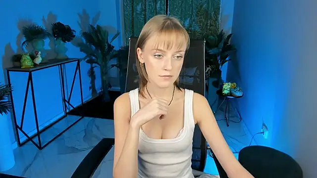 KiraMontoya online show from November 9, 2025, 5:39 pm