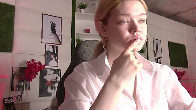 AdeleCartier online show from March 6, 2025, 1:37 am