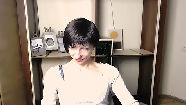 Snapshot of _AngeliaFlow_ chatting on November 8, 2025, 7:45 am AngeliaFlow online show from November 8, 2025, 7:45 am