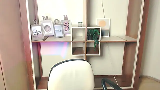 Snapshot of _AngeliaFlow_ chatting on October 18, 2025, 6:48 am AngeliaFlow online show from October 18, 2025, 6:48 am