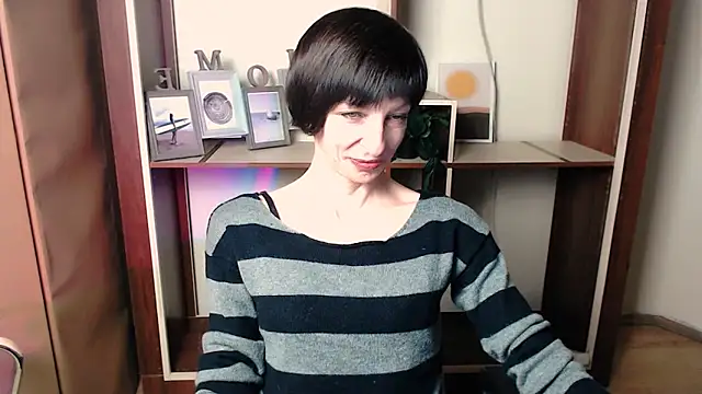 Snapshot of _AngeliaFlow_ chatting on November 13, 2025, 8:18 am AngeliaFlow online show from November 13, 2025, 8:18 am