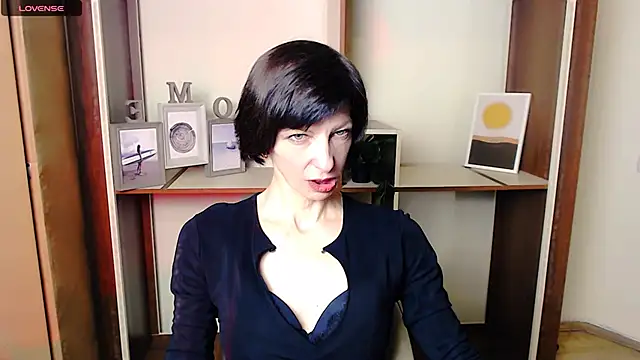 Snapshot of _AngeliaFlow_ chatting on October 6, 2025, 8:59 am AngeliaFlow online show from October 6, 2025, 8:59 am