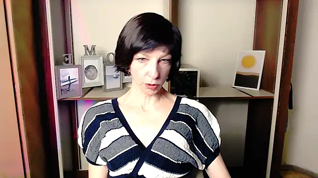 Snapshot of _AngeliaFlow_ chatting on October 2, 2025, 6:39 am AngeliaFlow online show from October 2, 2025, 6:39 am