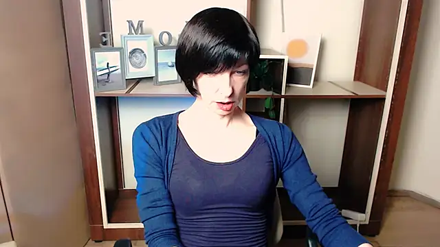 Snapshot of _AngeliaFlow_ chatting on December 16, 2025, 7:12 am AngeliaFlow online show from December 16, 2025, 7:12 am