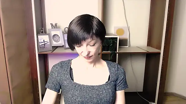 Snapshot of _AngeliaFlow_ chatting on November 14, 2025, 8:07 am AngeliaFlow online show from November 14, 2025, 8:07 am