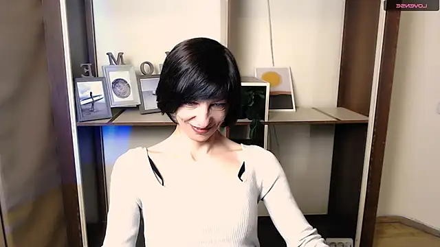 Snapshot of _AngeliaFlow_ chatting on November 1, 2025, 7:46 am AngeliaFlow online show from November 1, 2025, 7:46 am