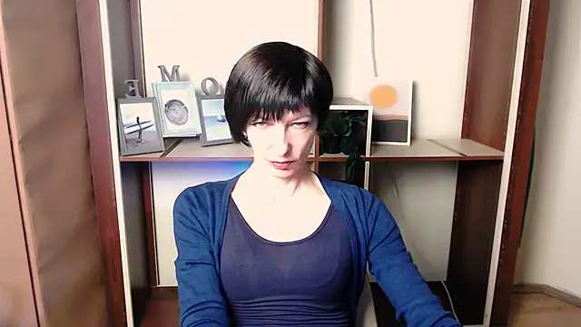 Snapshot of _AngeliaFlow_ chatting on November 18, 2025, 7:33 am AngeliaFlow online show from November 18, 2025, 7:33 am