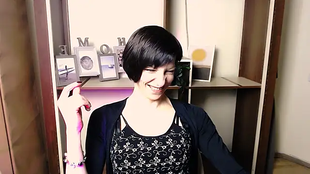 Snapshot of _AngeliaFlow_ chatting on November 24, 2025, 7:52 am AngeliaFlow online show from November 24, 2025, 7:52 am