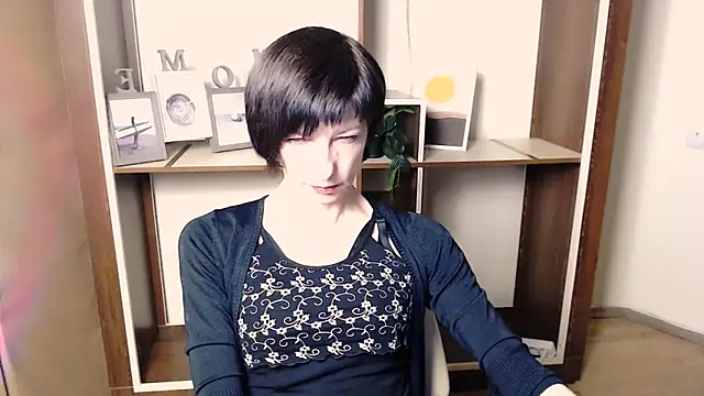 Snapshot of _AngeliaFlow_ chatting on December 2, 2025, 7:43 am AngeliaFlow online show from December 2, 2025, 7:43 am