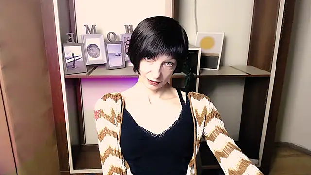 Snapshot of _AngeliaFlow_ chatting on December 3, 2025, 8:25 am AngeliaFlow online show from December 3, 2025, 8:25 am